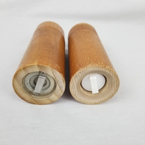 Wood salt and pepper shakers - Picture 8 of 10